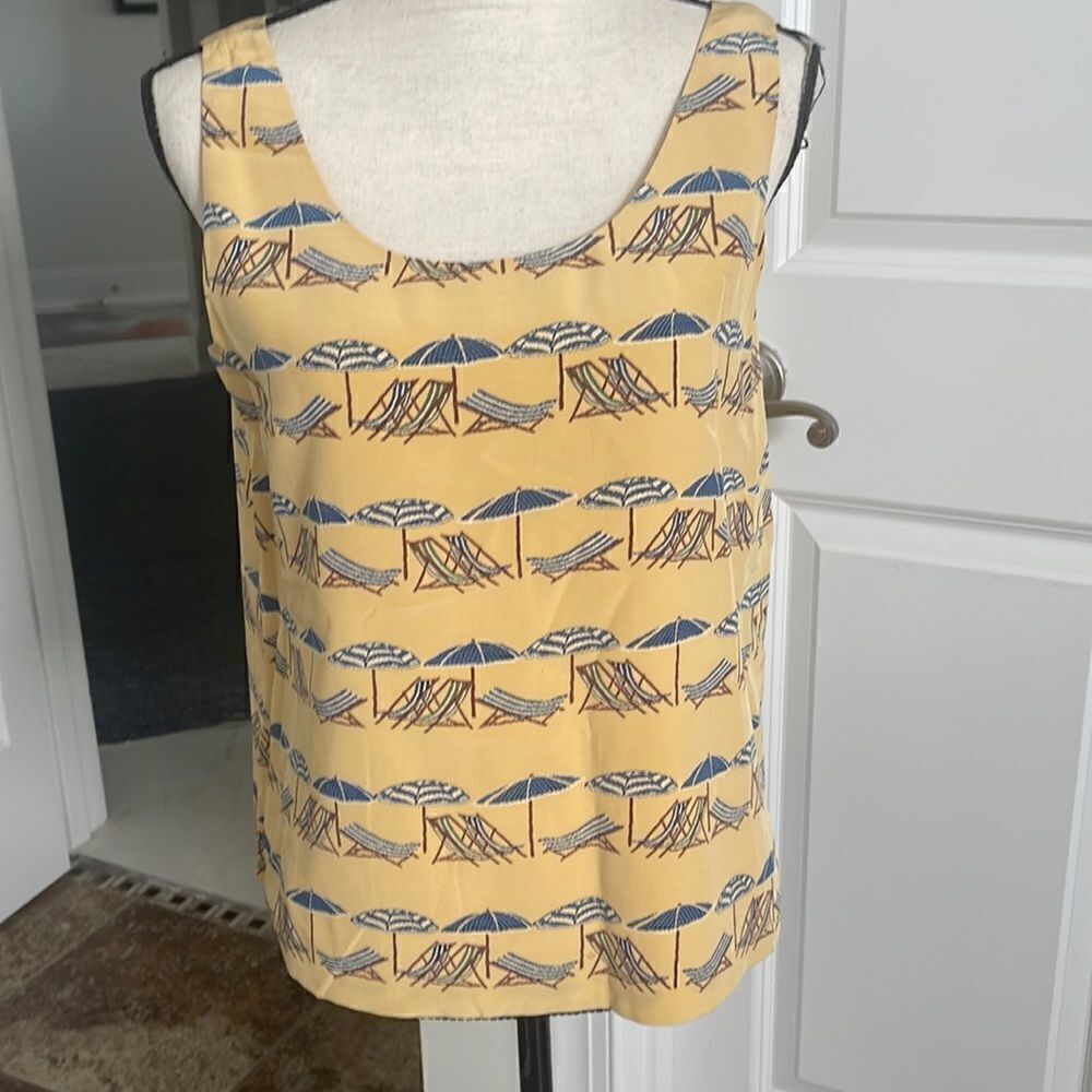 Ann May fully lined silk tank. Cute beach scene. Like new!